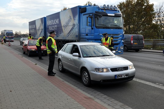 POL-WL: Verkehrskontrolle mit 35 Polizeibeamten auf der B 404