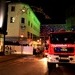 FW-E: Brennende Kartonagen vor Geschäftshaus, Feuer beschädigt die Fassade und droht auf ein Ladenlokal überzugreifen