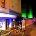 FW-E: Brennende Kartonagen vor Geschäftshaus, Feuer beschädigt die Fassade und droht auf ein Ladenlokal überzugreifen