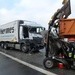 POL-WL: Schwerer Verkehrsunfall auf der Autobahn 1 +++ Lkw - Fahrer im Führerhaus eingeklemmt