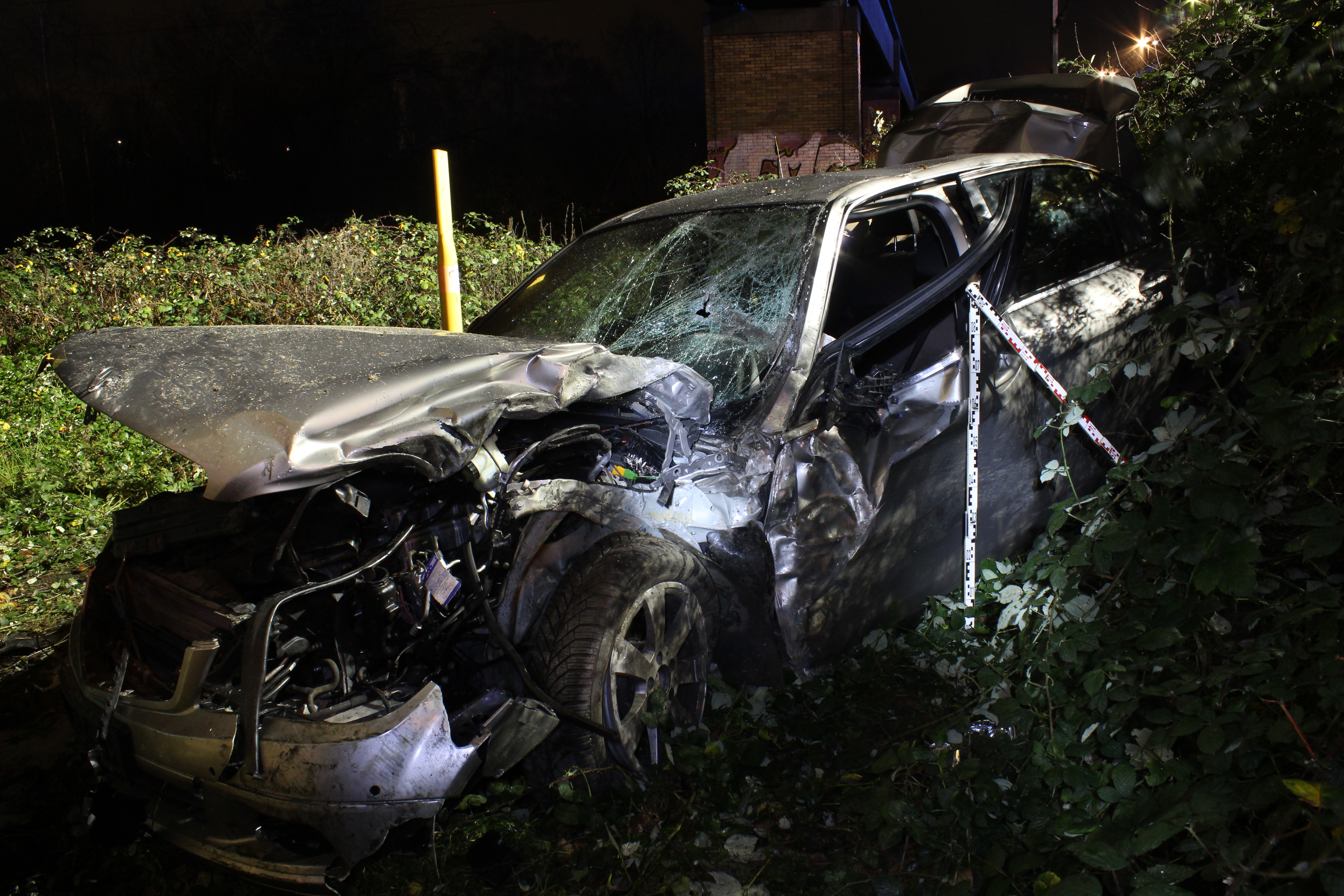 Pol Bo Alleinunfall Unter Alkohol Herner 20 Und Essener 19 Verletzt Presseportal