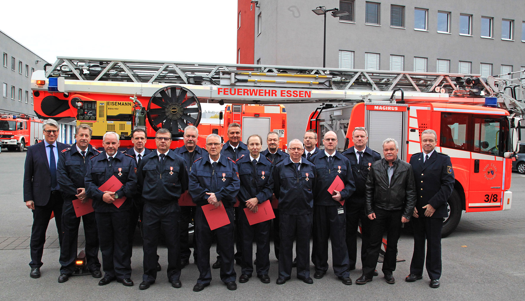 Fw E Feuerwehr Dezernent Christian Kromberg Verleiht Feuerwehr Ehrenzeichen An Presseportal