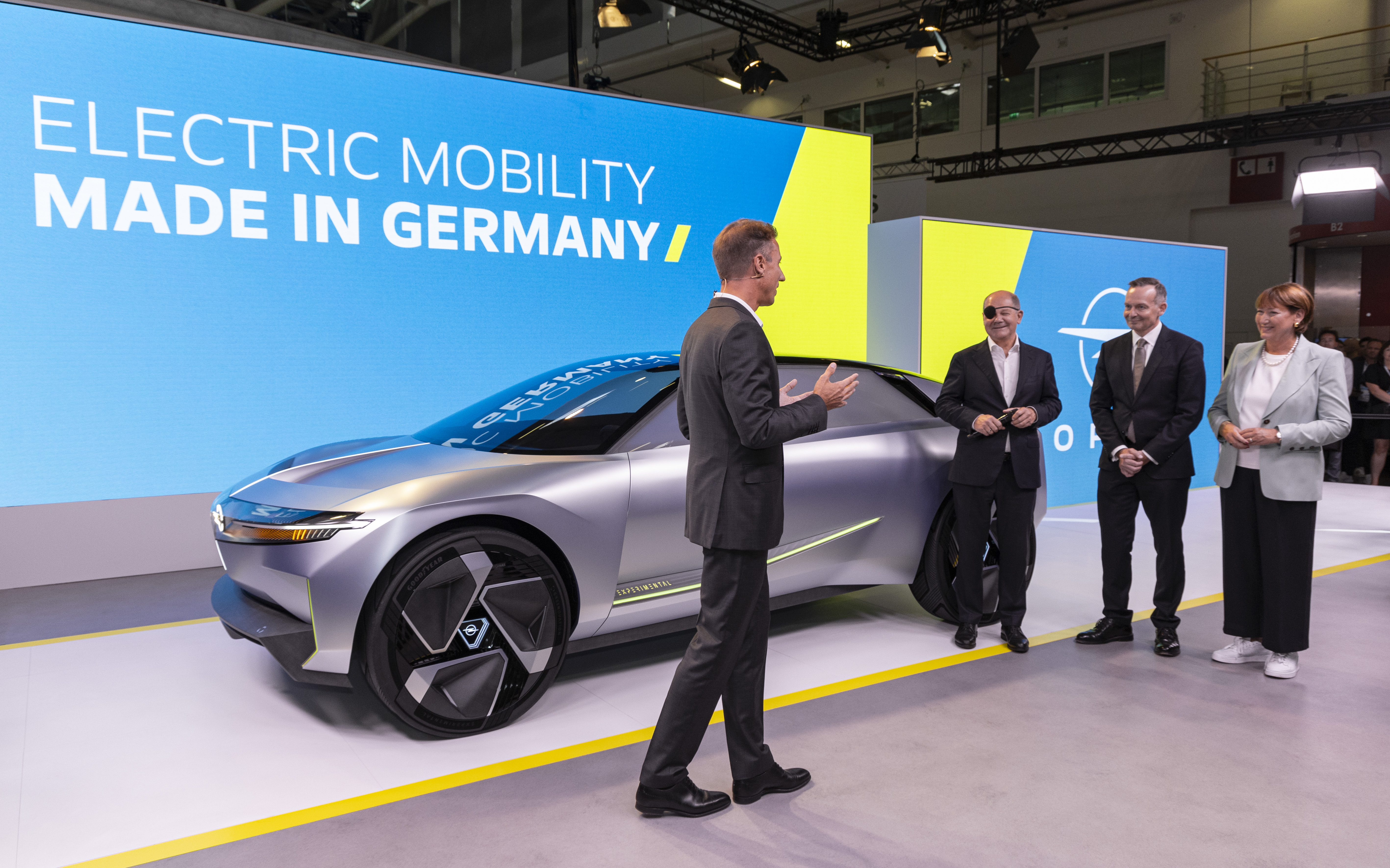 Bundeskanzler Olaf Scholz besucht Opel-Stand auf der IAA Mobility