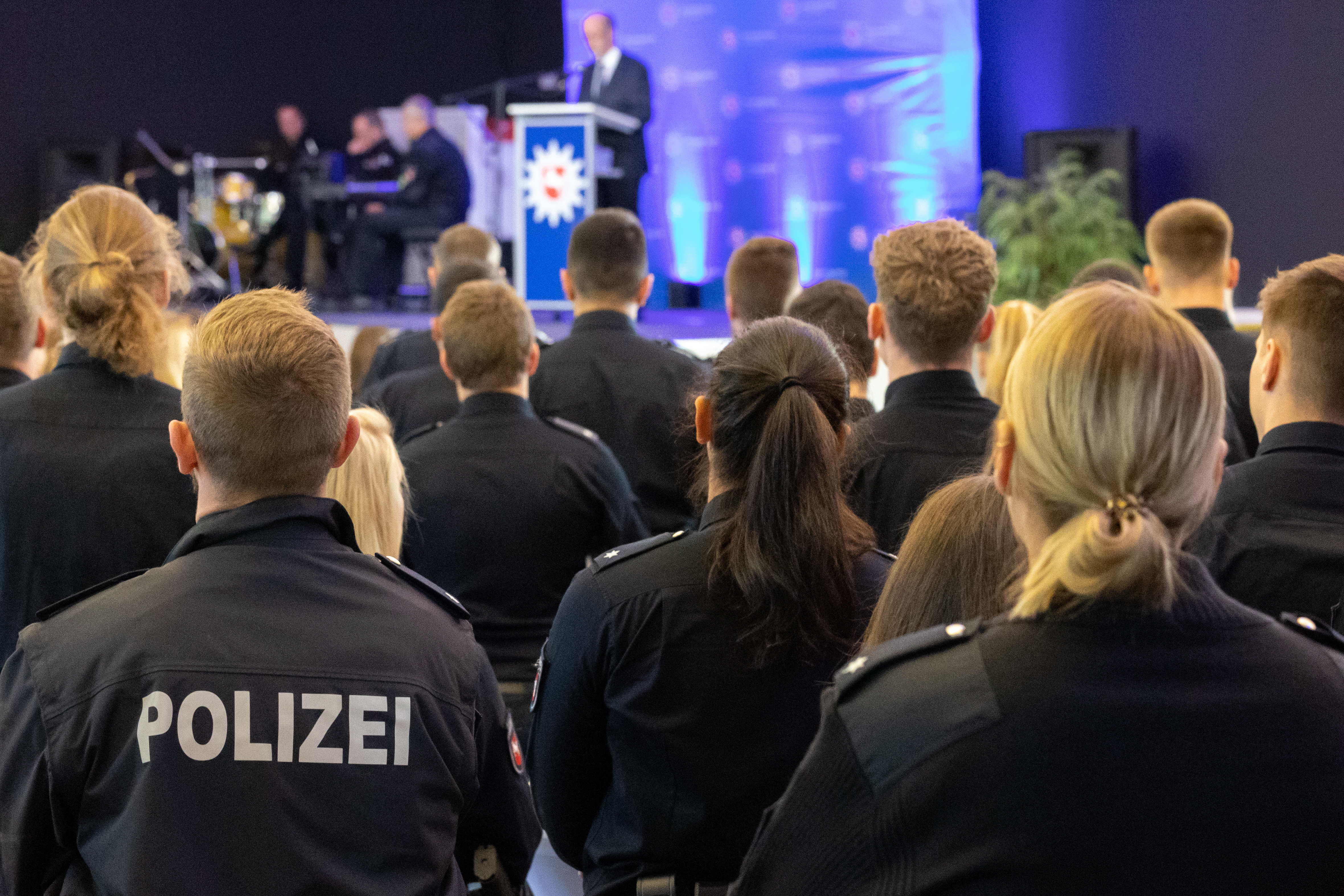 POL-H: Polizeidirektion Hannover begrüßt 400 neue Mitarbeitende |  Presseportal