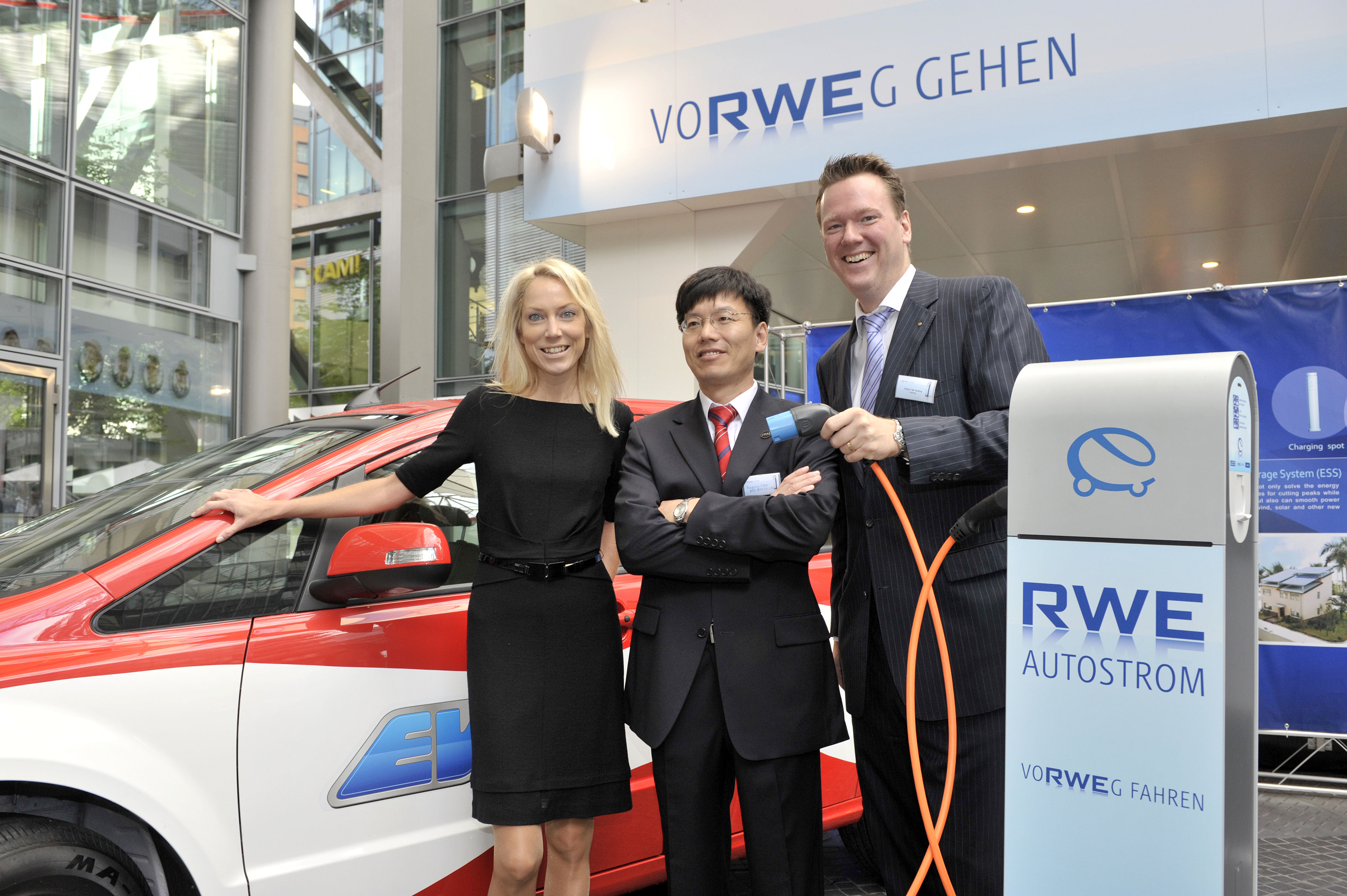 RWE bestückt Ladestationen jetzt mit E-Mobility-Standardstecker von Harting