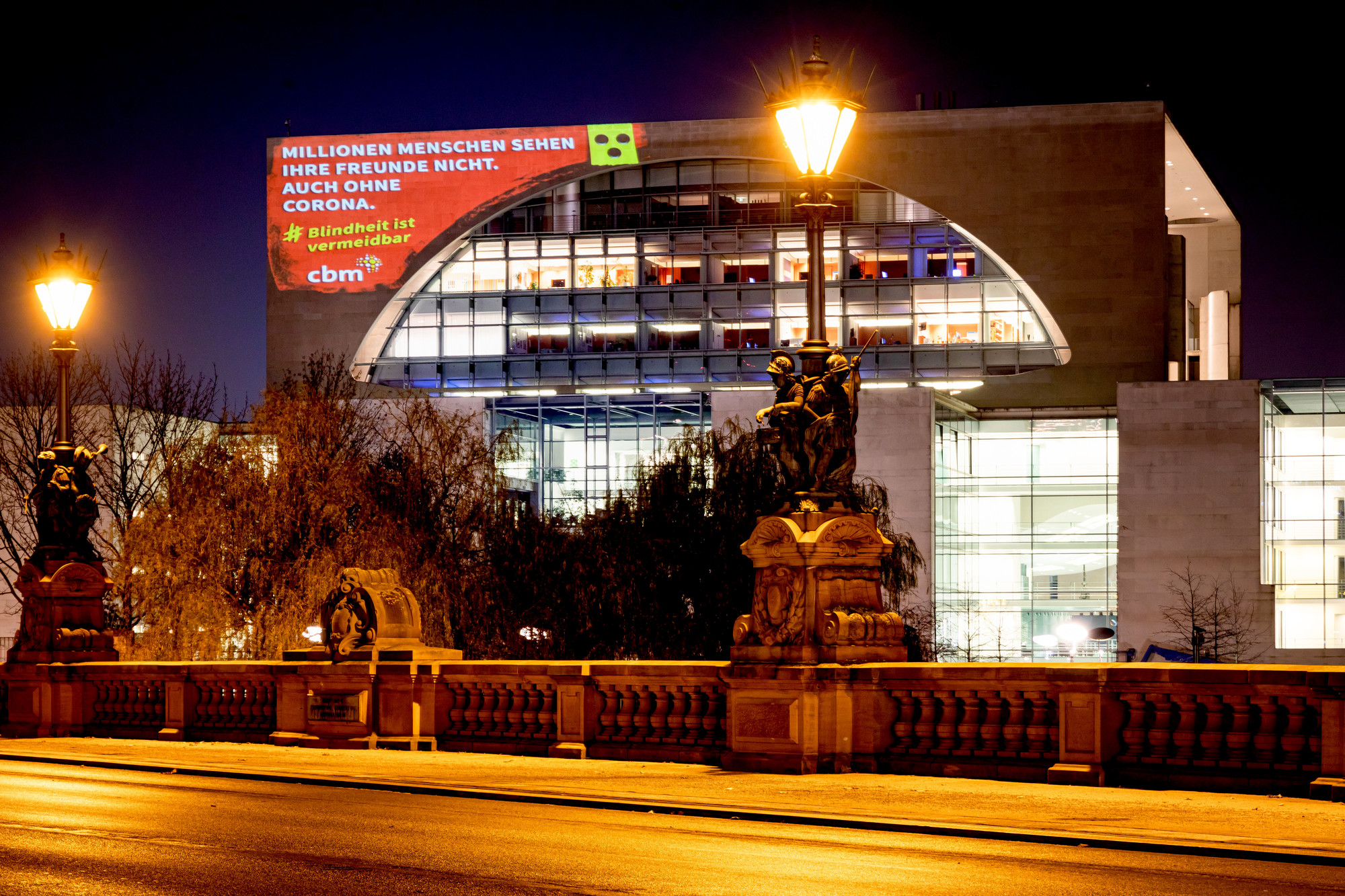 Millionen Menschen Konnen Ihre Freunde Nicht Sehen Cbm Fordert Mit Grossprojektion Presseportal