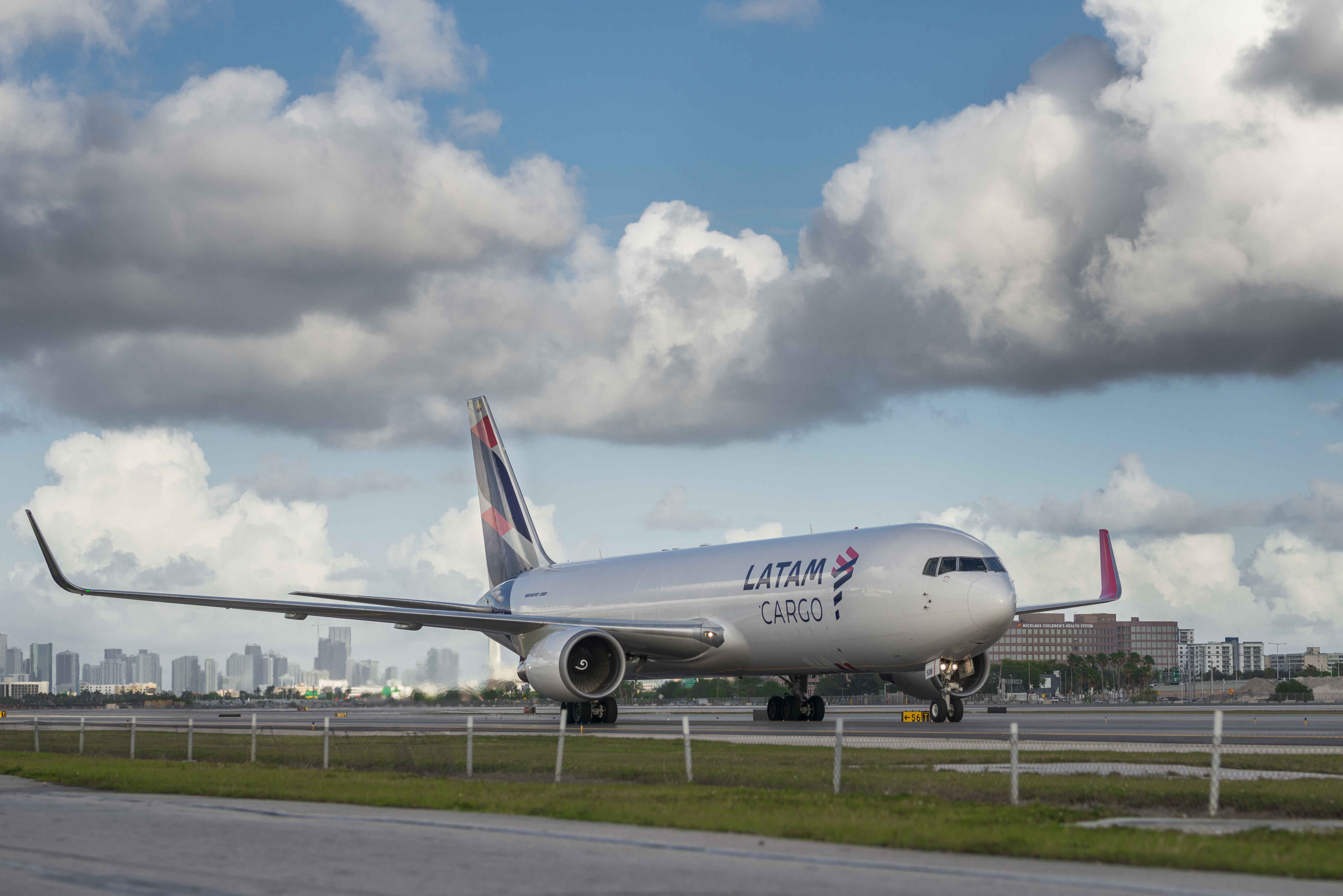 LATAM Group führt ersten internationalen Flug mit nachhaltigem  Flugkraftstoff (SAF) durch