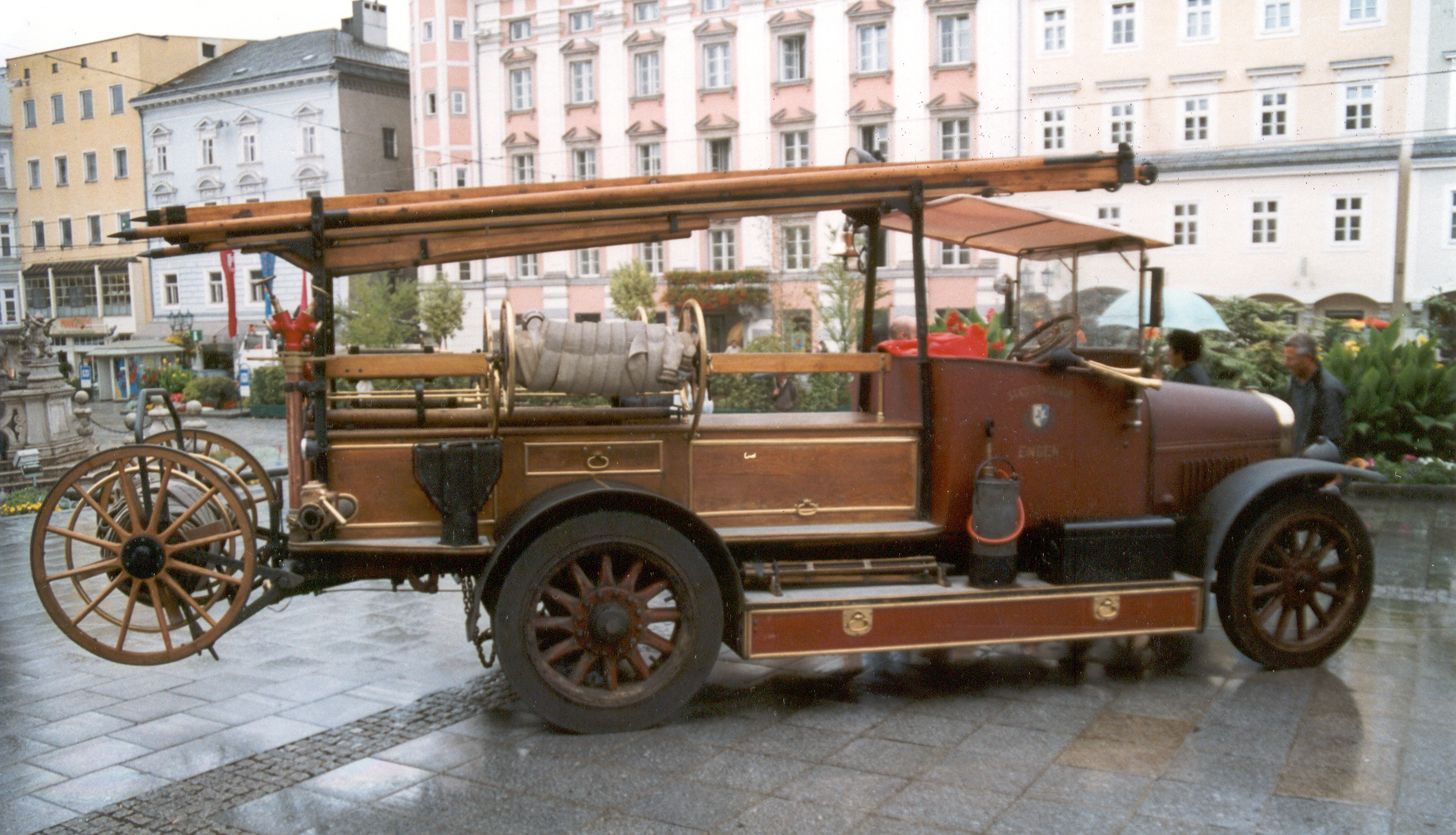 DFV: Nostalgie in Rot: Feuerwehr-Oldtimer rund um Ulm auf Tour