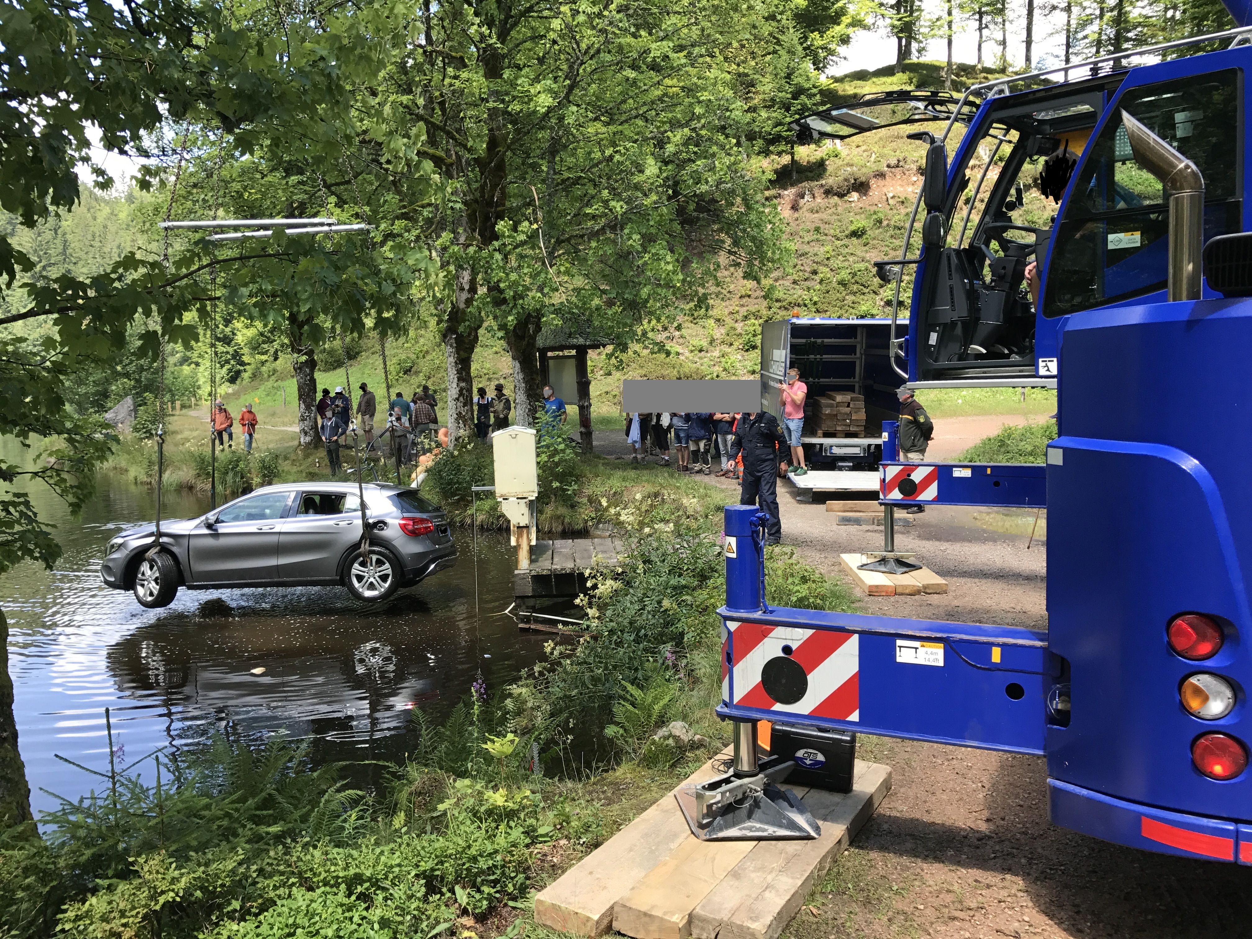 Auto versinkt im Nonnenmattweiher - Insassen können sich rechtzeitig befreien