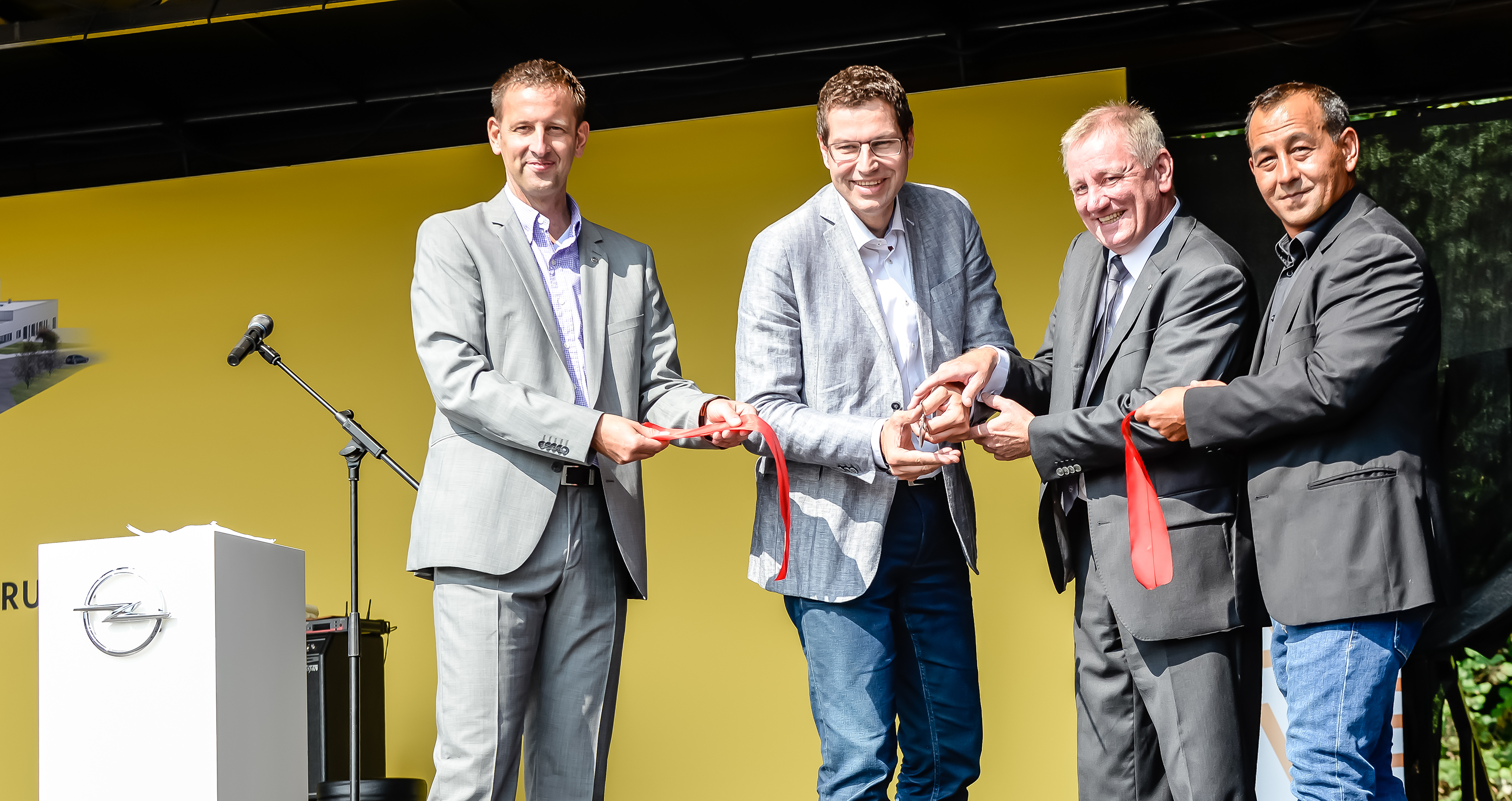 5 000 Gaste Besuchen Neues Opel Warenverteilzentrum In Bochum Presseportal