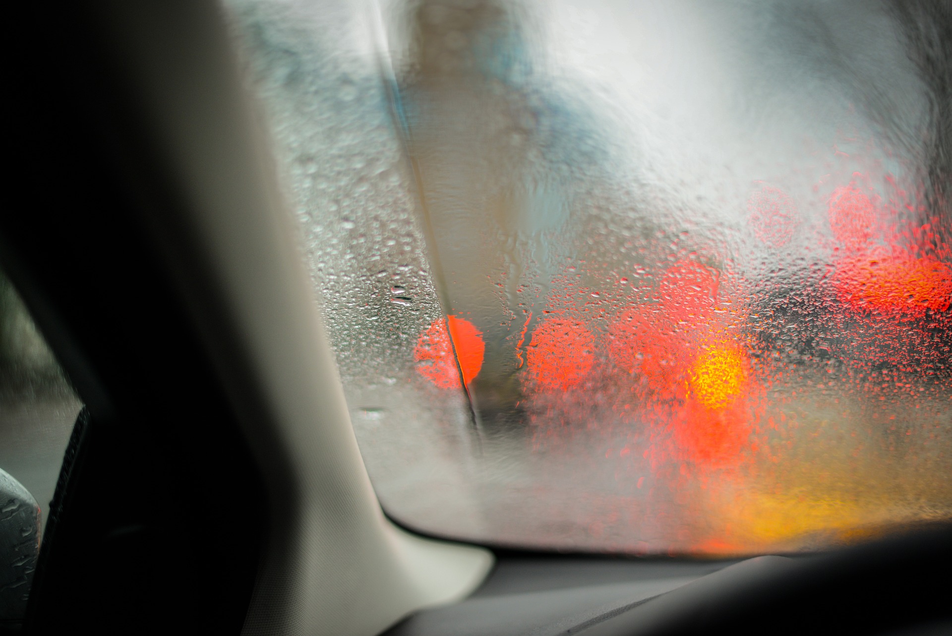 Feuchtigkeit im Auto / ADAC erklärt, was Autofahrer dagegen tun können