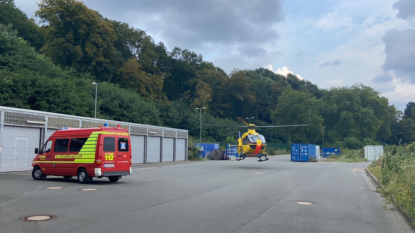 Fw En Feuerwehr Sichert Landung Von Einem Rettungshubscharuber Unfall Auf Seeweg Presseportal