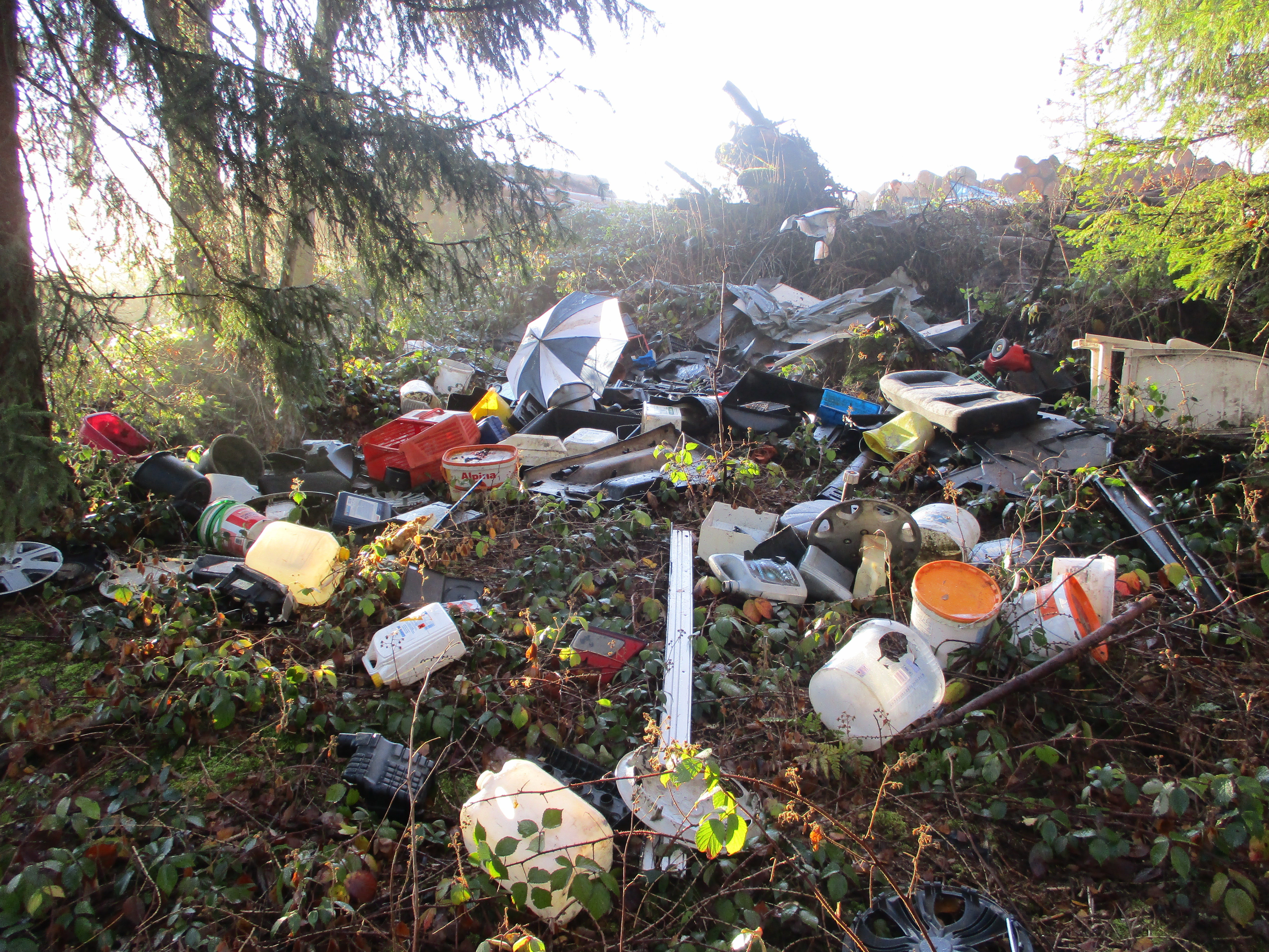 POL-GS: Illegale Müllentsorgung am Parkplatz Kesselberg