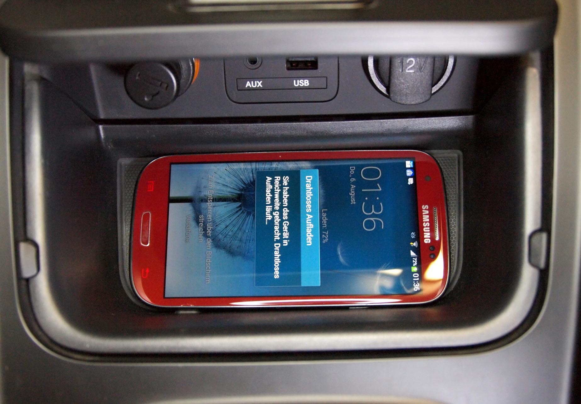 Induktive Smartphone-Ladestation für Kia ceed / Überarbeiteter Kia cee'd  lädt