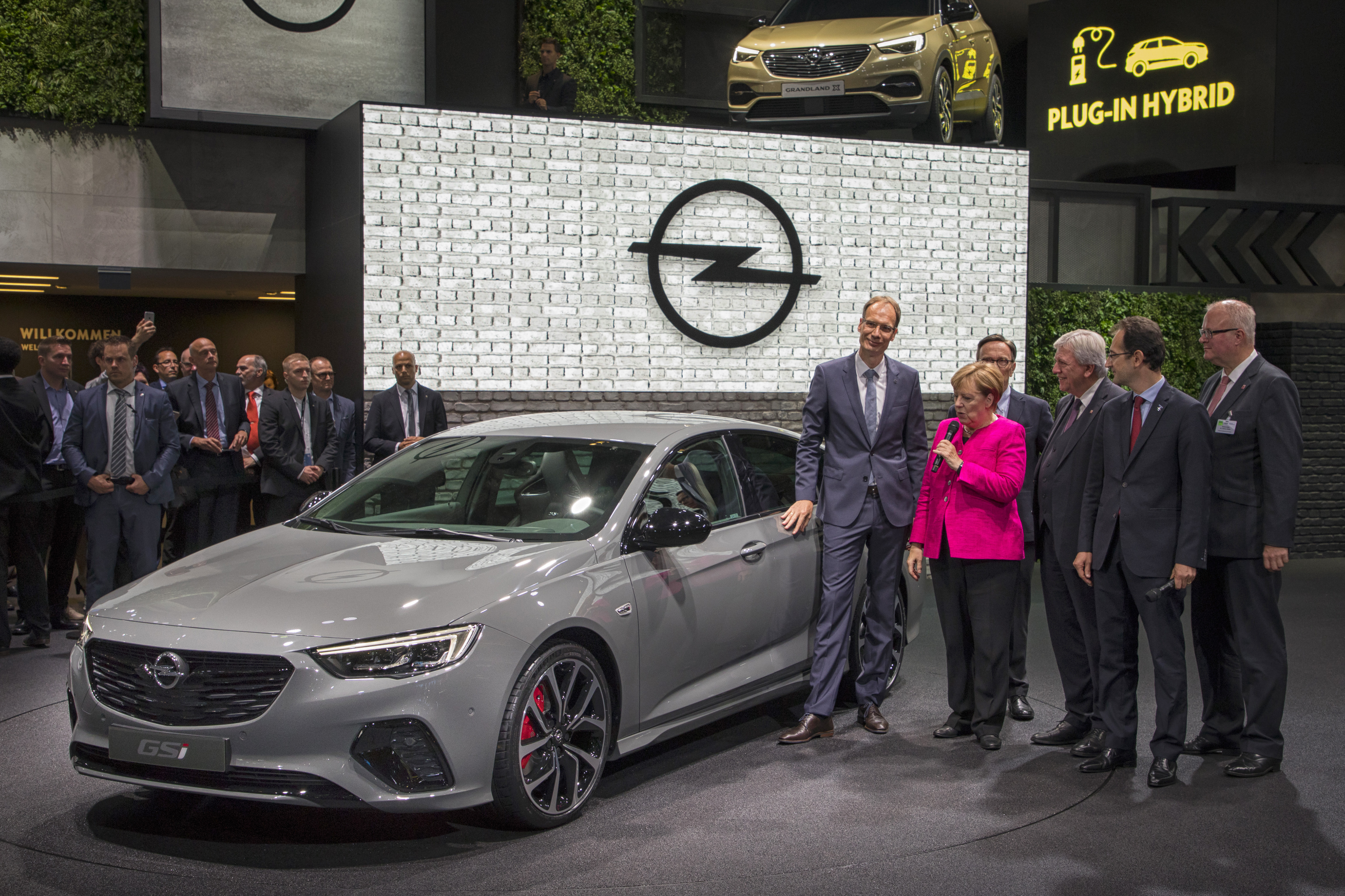 Bundeskanzlerin Angela Merkel besucht Opel auf der IAA ...