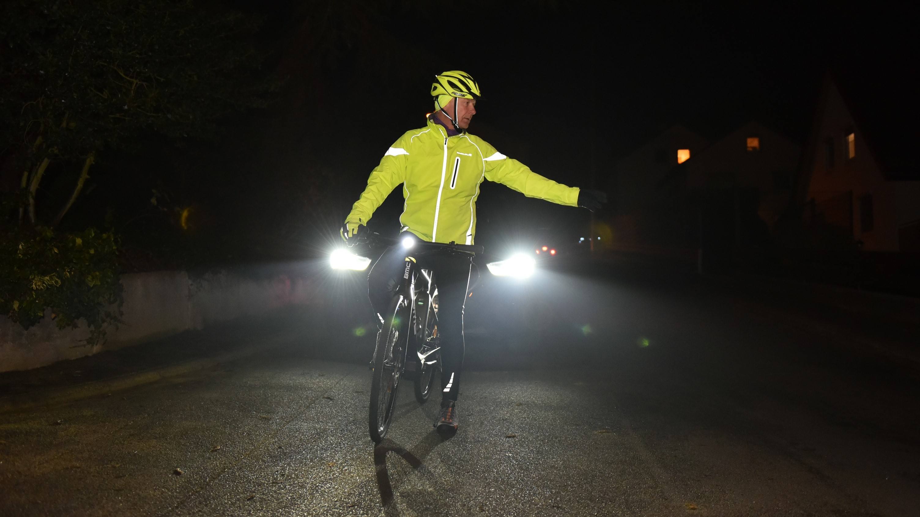 Dunkelheit: Reflektoren helfen Fußgängern und Radfahrern