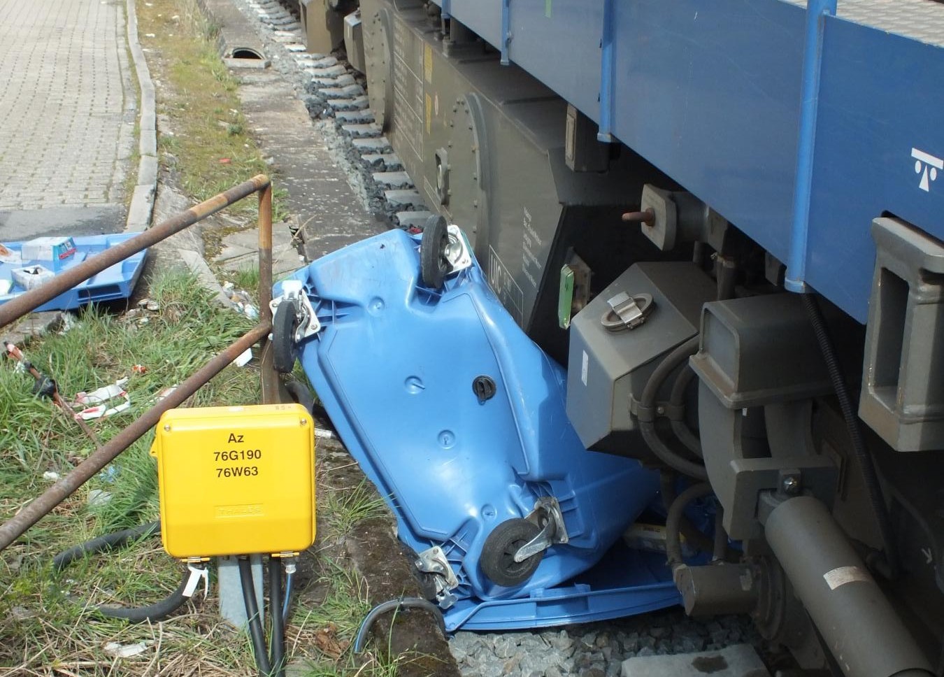 BPOL-BadBentheim: Sturm: Züge kollidieren mit Baum und Müllcontainer