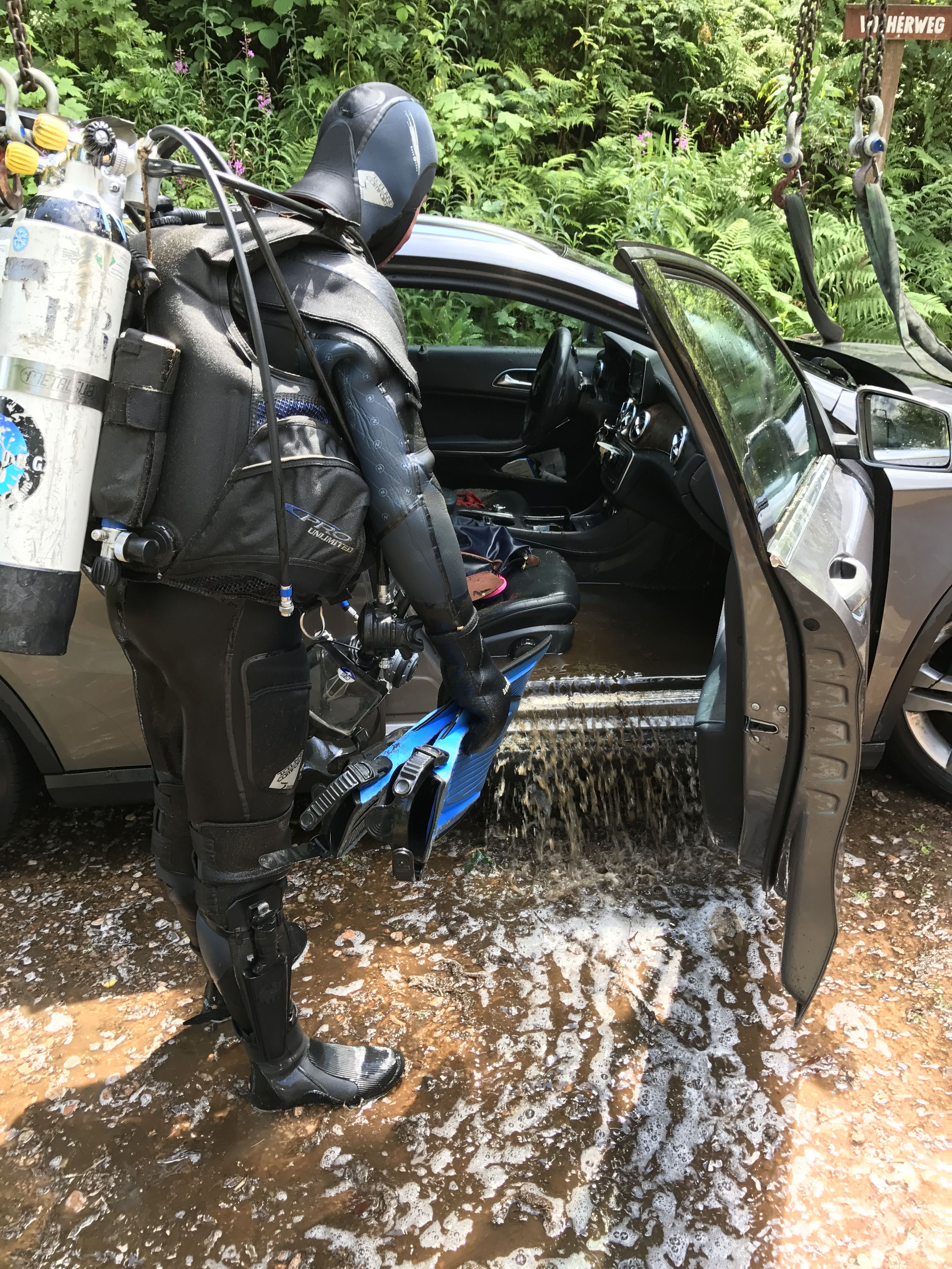 Auto versinkt im Nonnenmattweiher - Insassen können sich rechtzeitig befreien