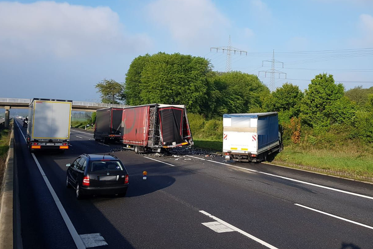 POL-KS: Auffahrunfall Von Drei Lkw Mit Zwei Verletzten Und Rund 70.000 ...