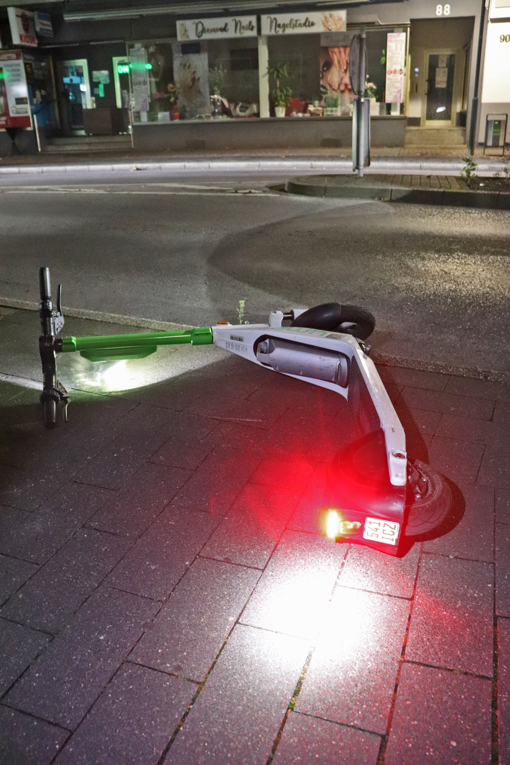 POL-ME: Betrunkene Heimfahrt auf E-Scooter endete im Unfall - Langenfeld -  2209054 | Presseportal