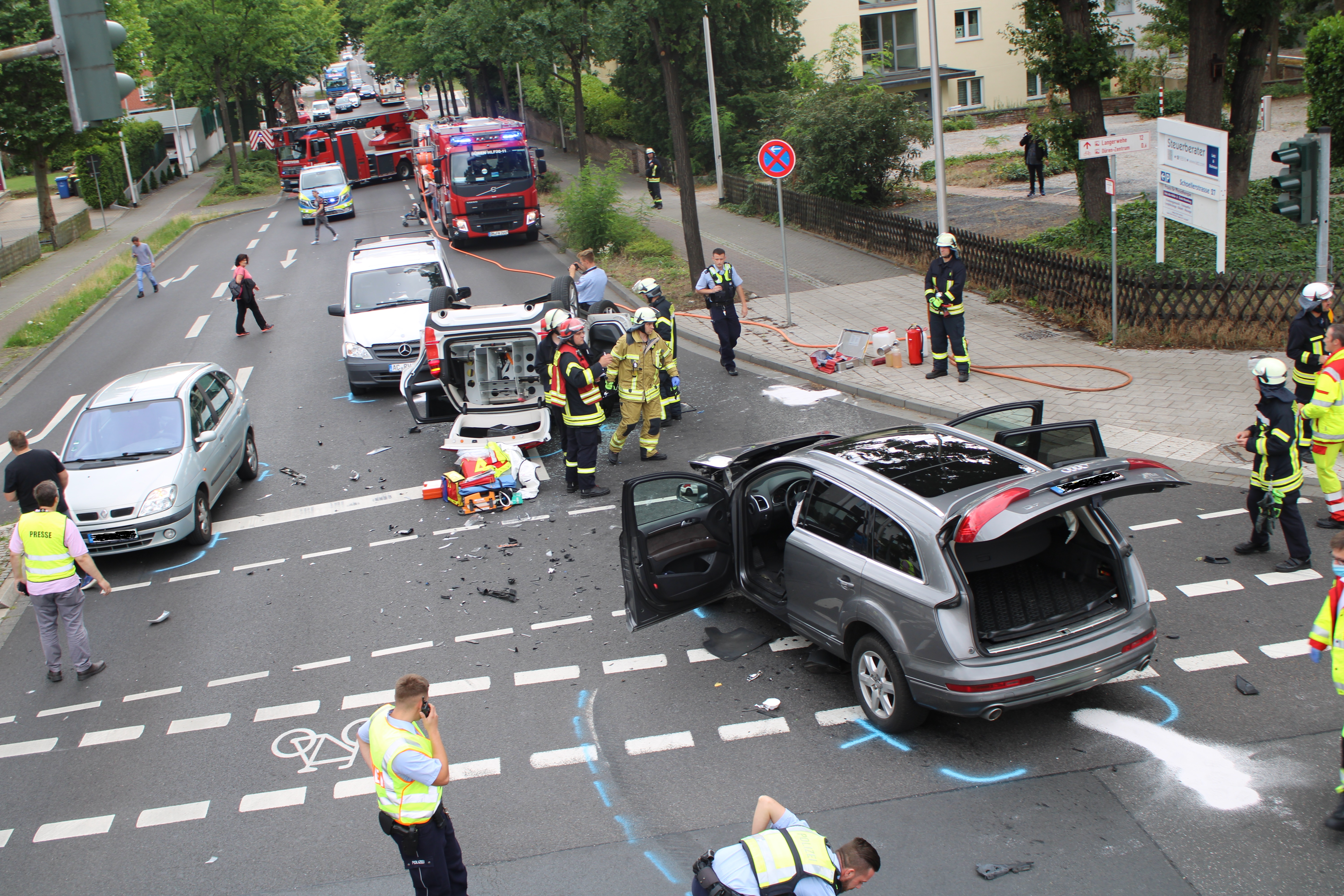 Pol Dn Notarztwagen Uberschlagt Sich Auf Einsatzfahrt Presseportal