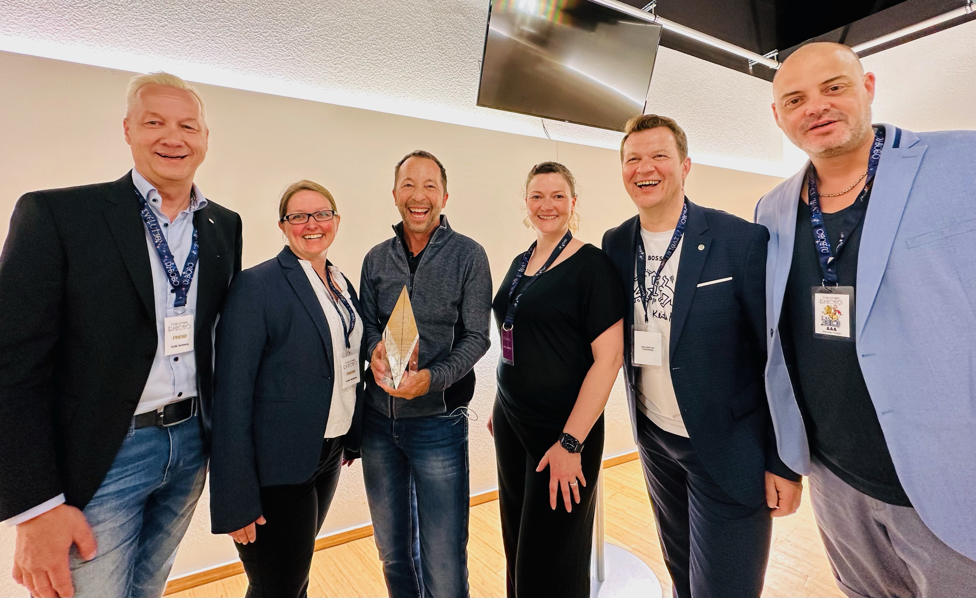 Tanz-Award für DJ Bobo / WDTU verleiht Schweizer Künstler hohe Auszeichnung  | Presseportal