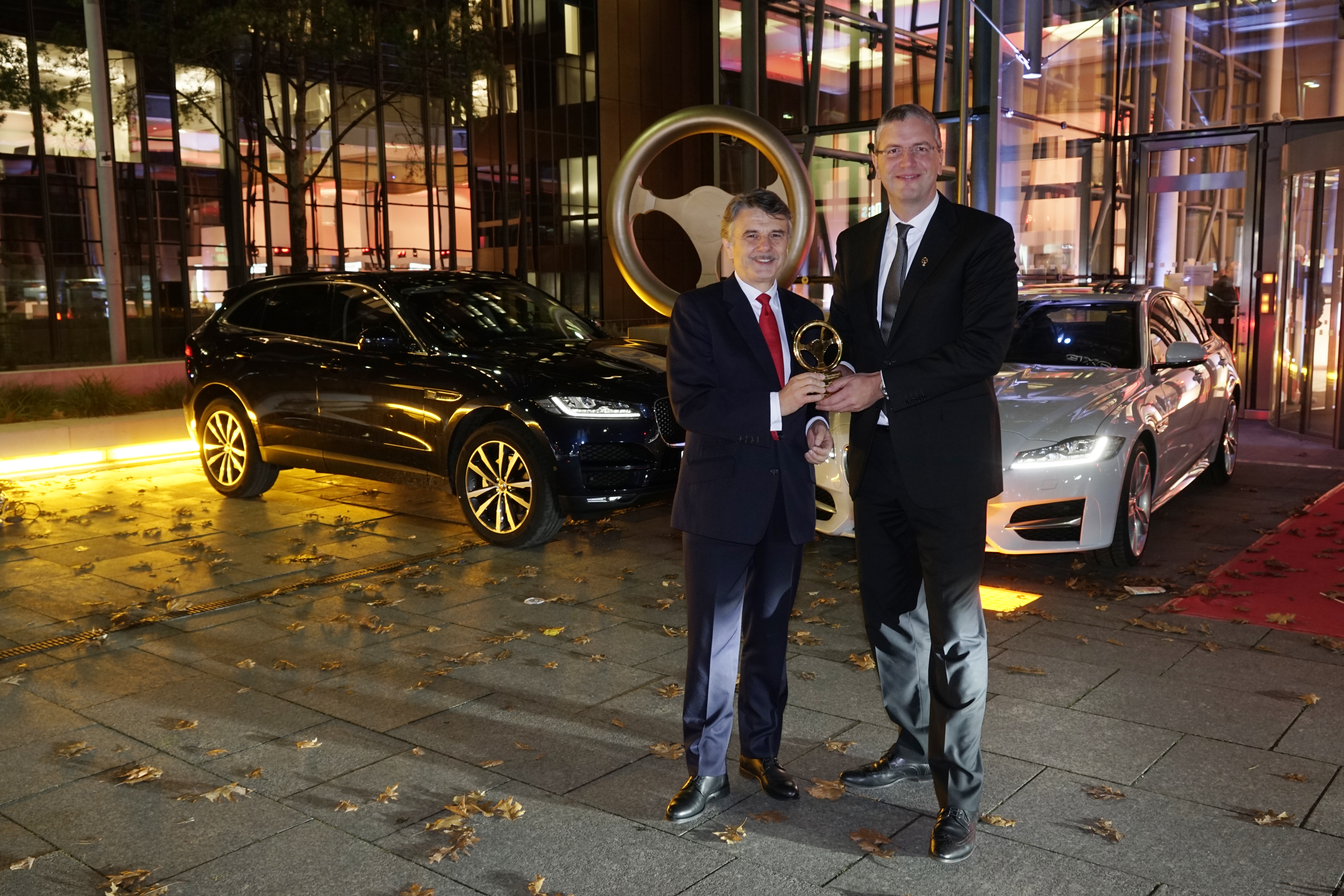 Der Jaguar Xf Gewinnt Das Goldene Lenkrad Presseportal