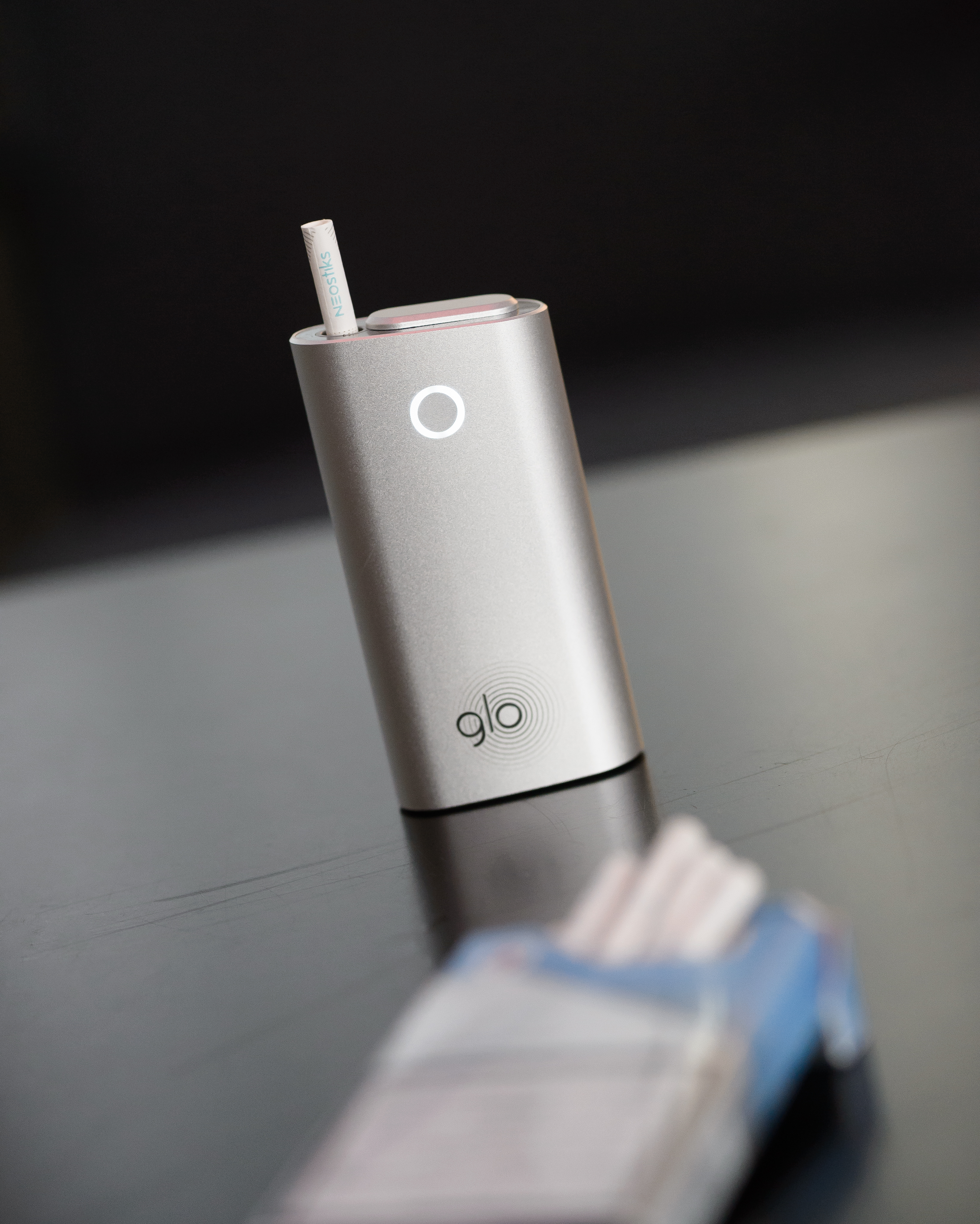 cigarette électronique glo Photo de stock Tychy 03 December 2019 Glo Tobacco 1579353196 main image 1
