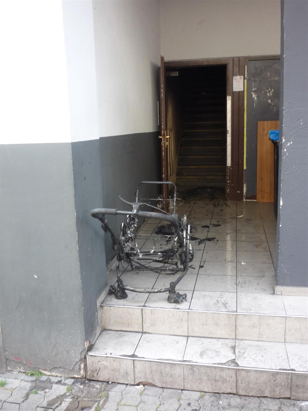 Kinderwagen in Koblenz angezündet - Polizei sucht Zeugen