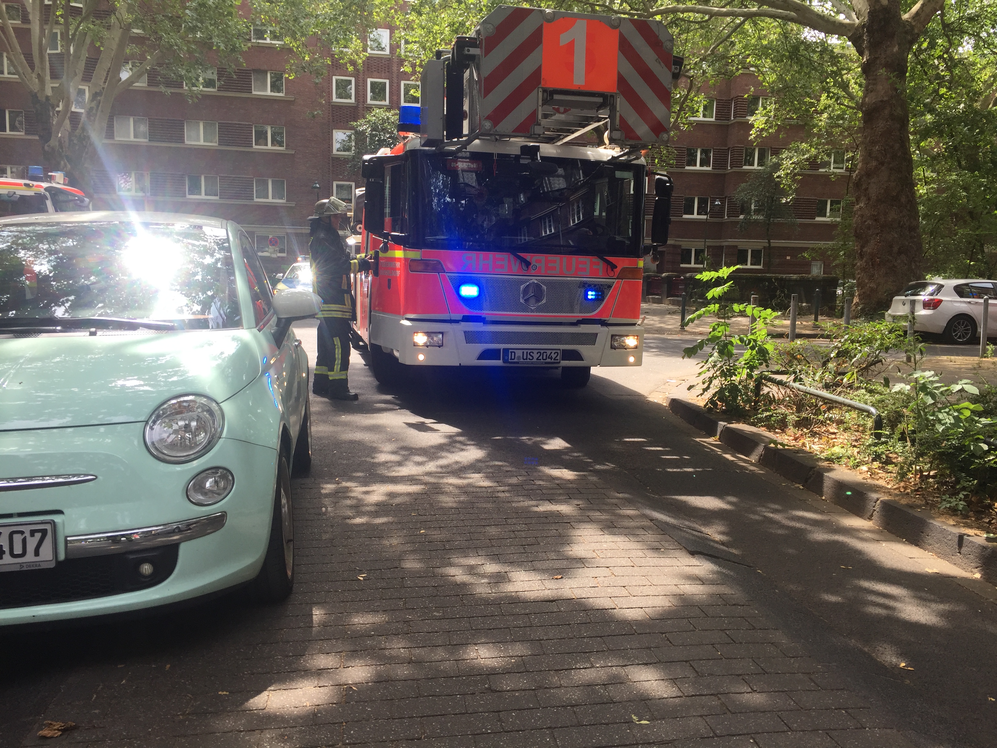 Parkende Autos verhindern das Vorbeifahren mit der Drehleiter