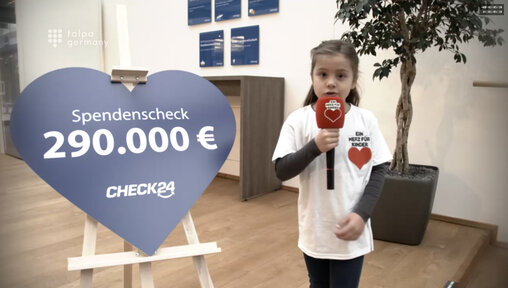 Check24 Hilft Spendet 290 000 Euro An Ein Herz Fur Kinder Presseportal