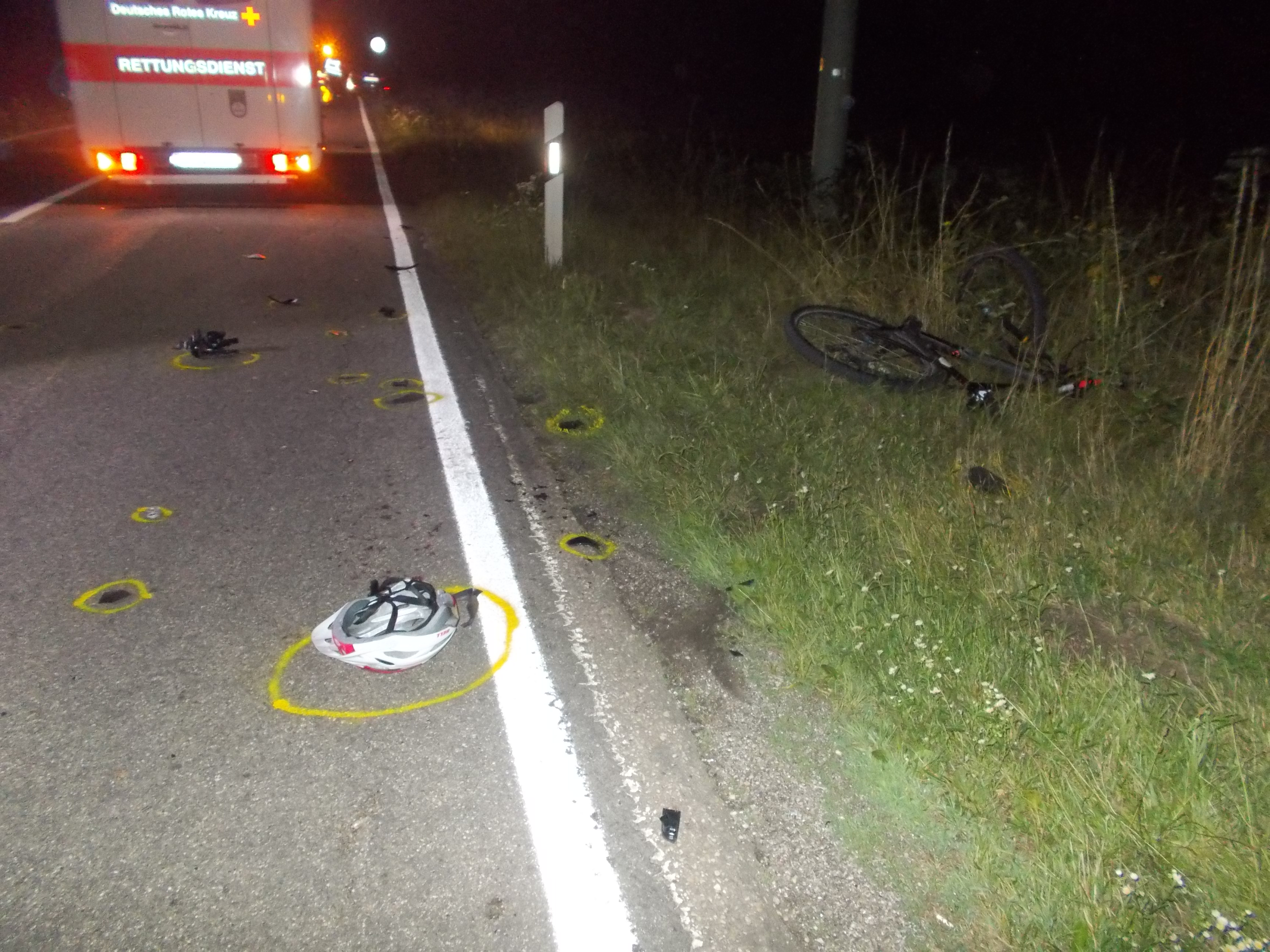 Schwerverletzten Radfahrer liegen gelassen
