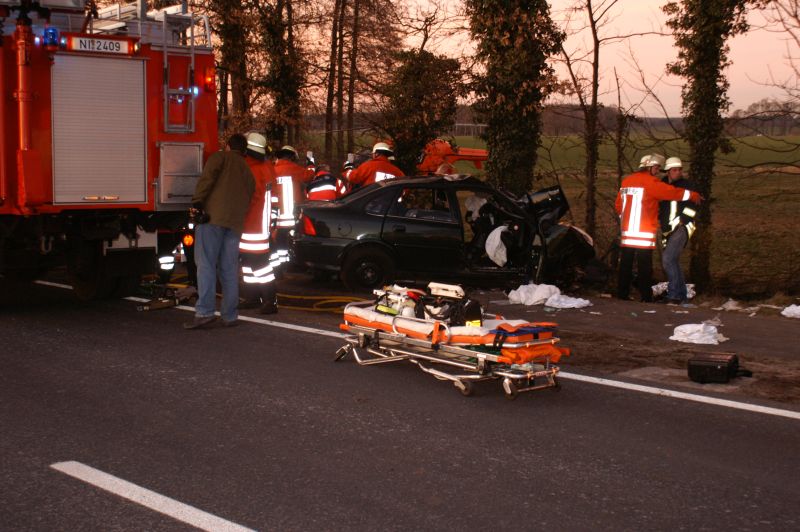 POL-NI: Schwerer Verkehrsunfall Auf Der B 6 Kostet Jungem Pärchen Das ...