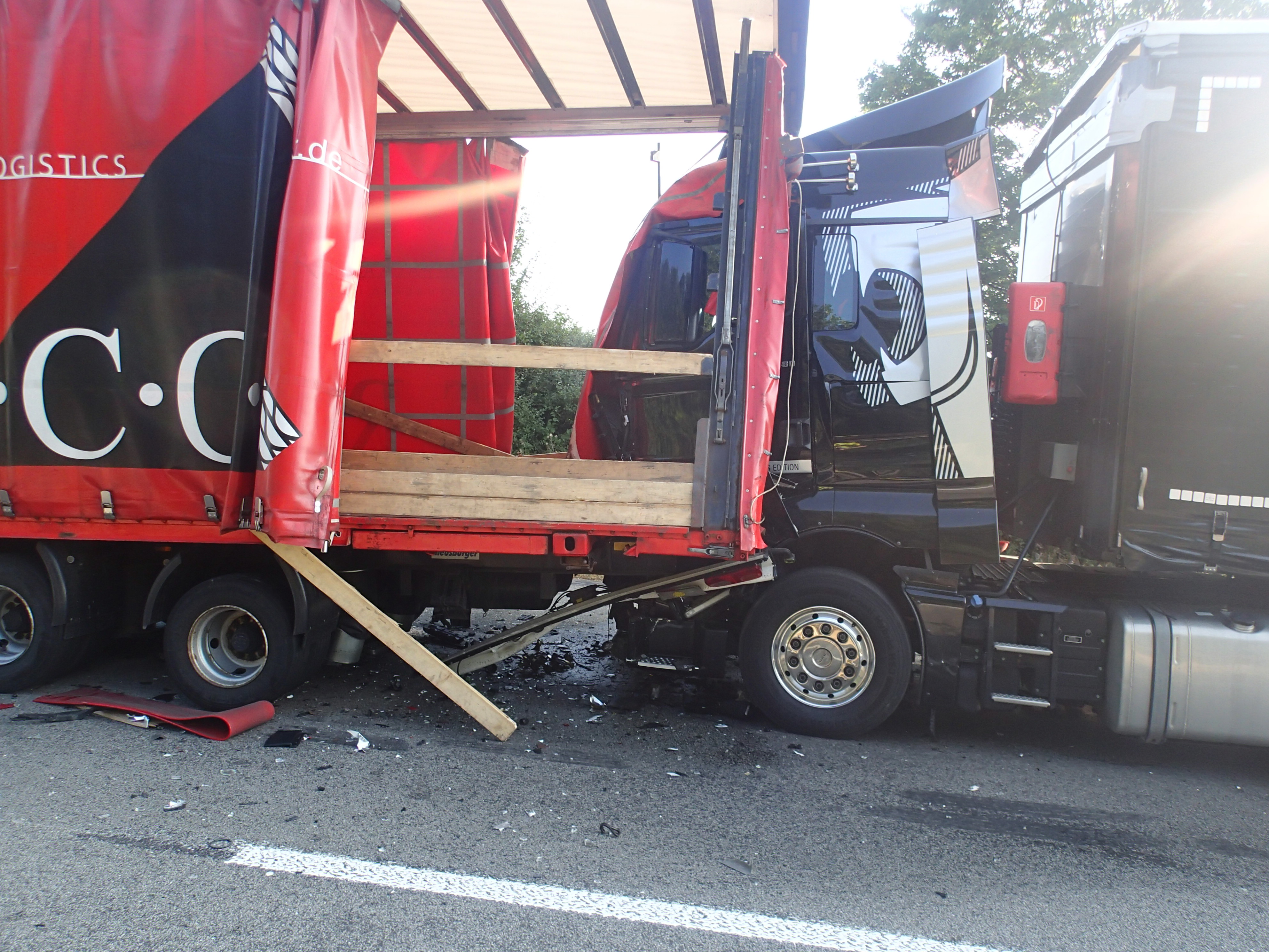 POLVDMZ Schwerer LKW Unfall auf der A 61 Presseportal