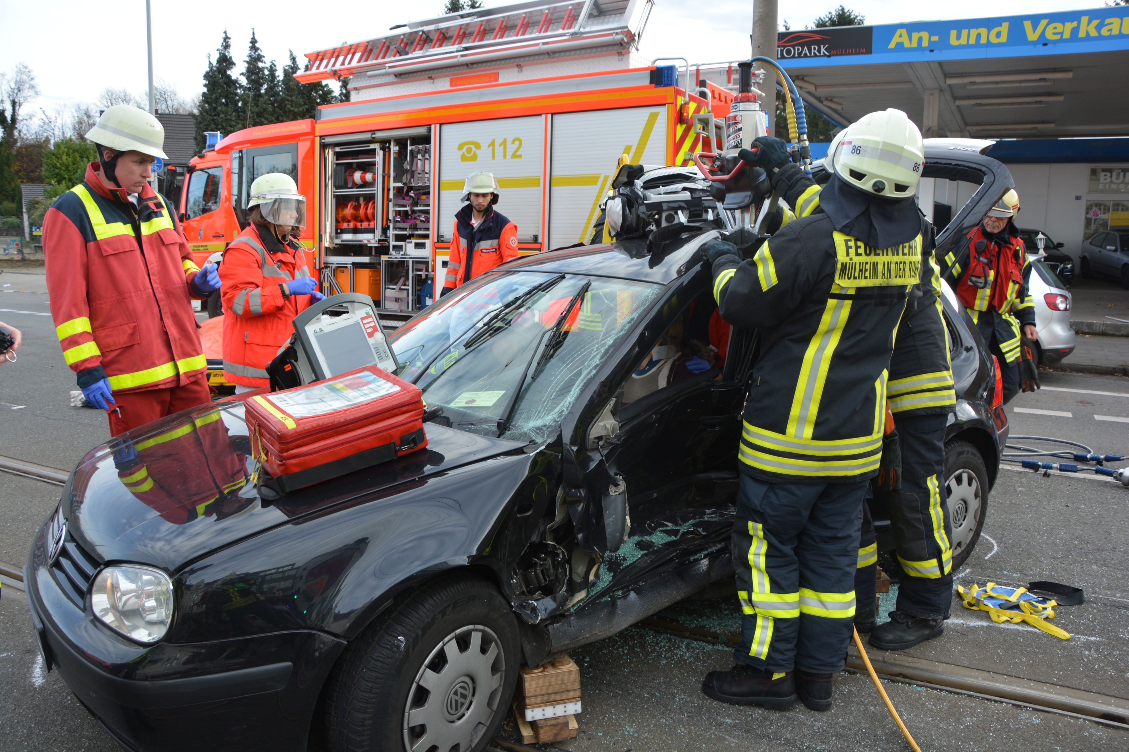 FW-MH: Schwerer Verkehrsunfall Zwischen Straßenbahn Und PKW - Eine ...