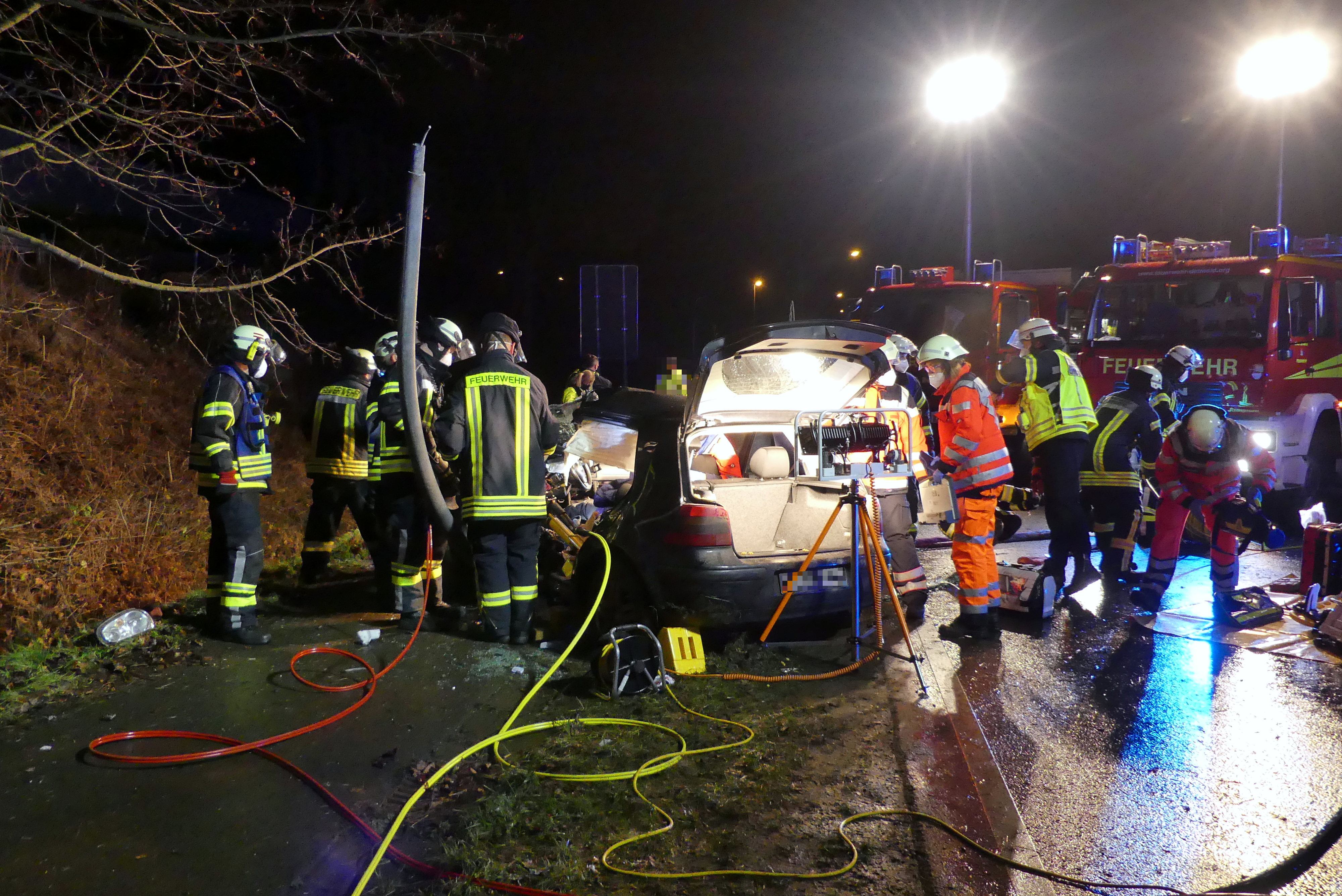 Fw Dt Schwerer Verkehrsunfall Am Dienstagabend Presseportal