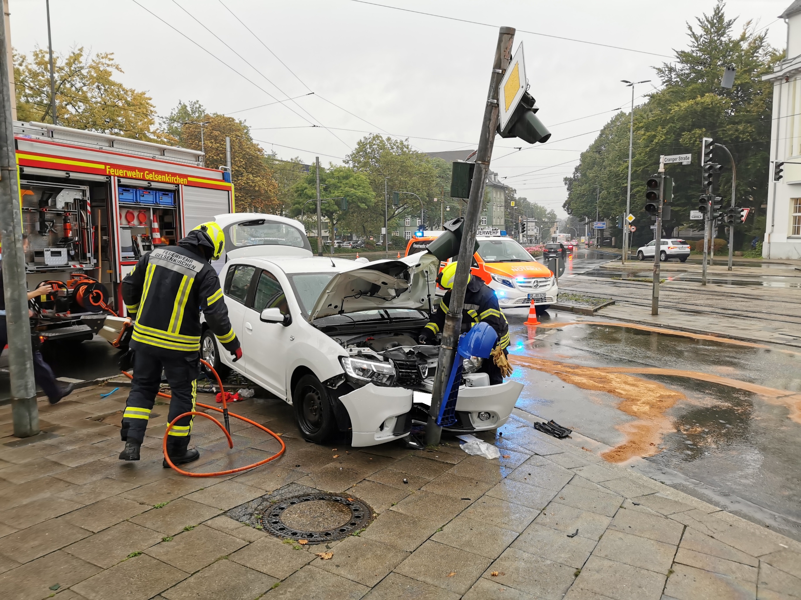 Fw Ge Pkw Kollidiert Mit Ampelmast Verkehrsunfall In Buer Mitte Fordert Eine Presseportal