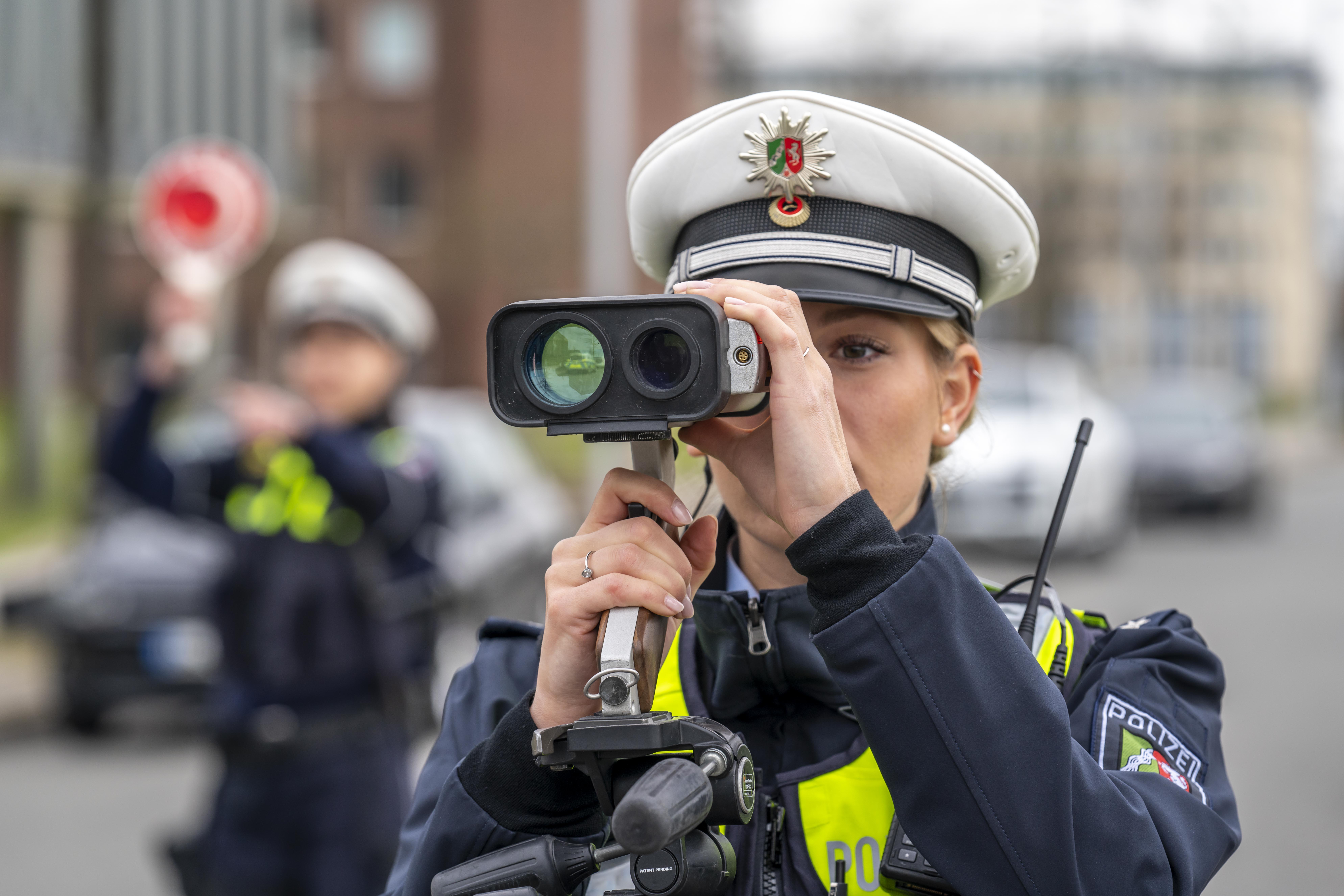 Kreispolizei beobachtet Straßenverkehr: Geschwindigkeitsmessungen im Kreis  Mettmann - Velbert