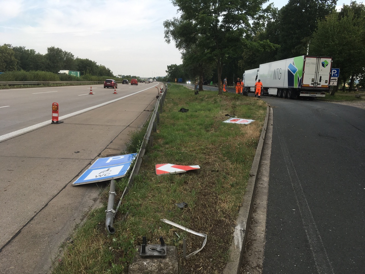 Pol Hi Unfall Auf Der A7 Hoher Sachschaden Presseportal