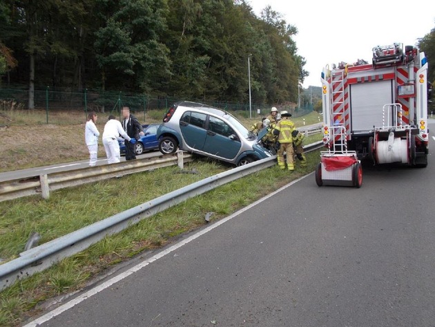 POL-PPWP: Unfall: Auf Schutzplanke gelandet