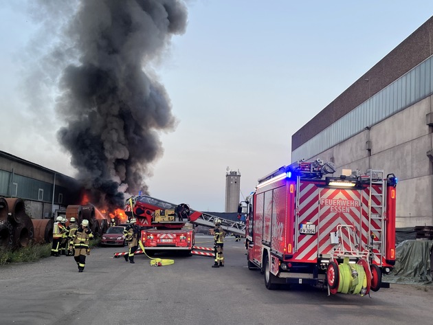 FW-E: Großbrand im Essener Stadthafen - Feuerwehr verhindert Übergreifen auf Lagerhalle
