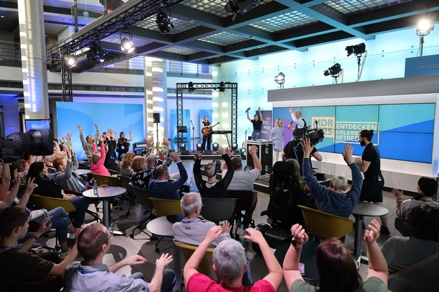 „Hol dir deine Show!“ bringt großes Fernsehen ins kleine Beuster / MDR-Show feiert Blaulichttage und Regionalhelden