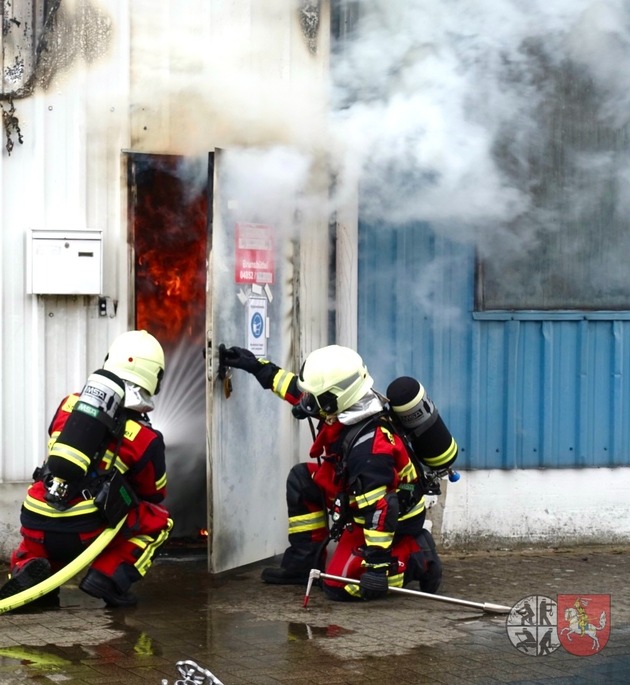 FW-HEI: Lagerhallenbrand - Finnische Lifestyle Artikel fallen Feuer zum Opfer