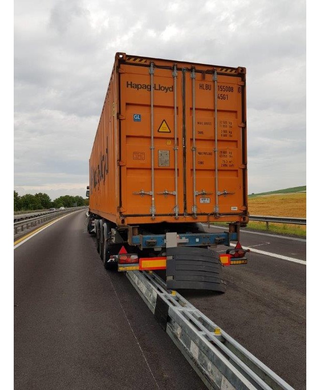 POL-VDMZ: Verkehrsunfall, Diesel ausgelaufen, Rückstau auf der BAB 61 Fahrtrichtung Koblenz