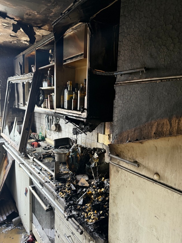 FW Ratingen: Wohnungsbrand mit Gebäudeschaden - Feuerwehr Ratingen im Einsatz