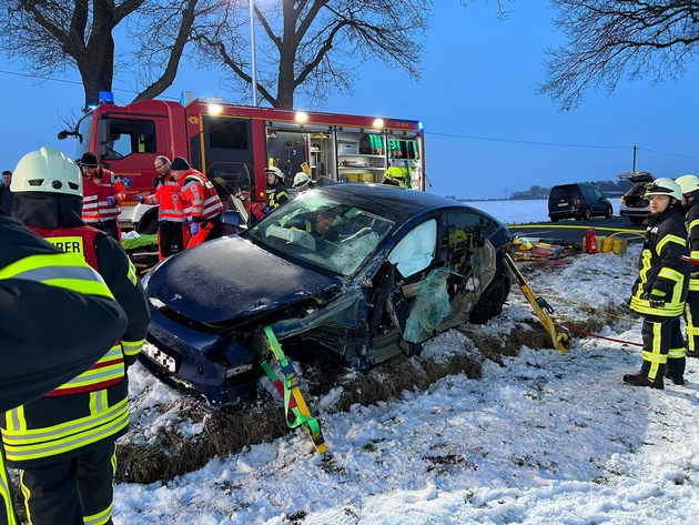 FFW Fredenbeck: Elektrofahrzeug kollidiert mit Transporter / Fahrer schwer verletzt / Rettungshubschrauber im Einsatz