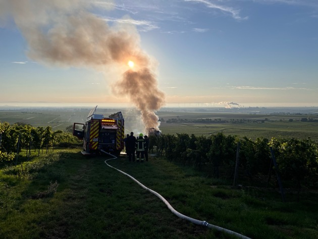 POL-PDNW: Brand eines Vollernters zwischen den Weinreben