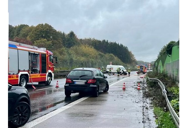 FW-EN: Verkehrsunfall auf der Autobahn führt zu Vollsperrung