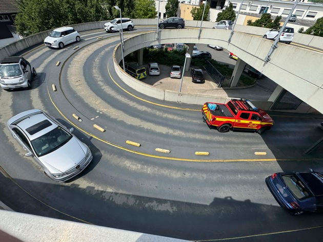 FW-EN: Schwieriger Feuerwehreinsatz nach PKW-Unfall am Mühlencenter - Zwei Leichtverletzte, vier beschädigte Fahrzeuge
