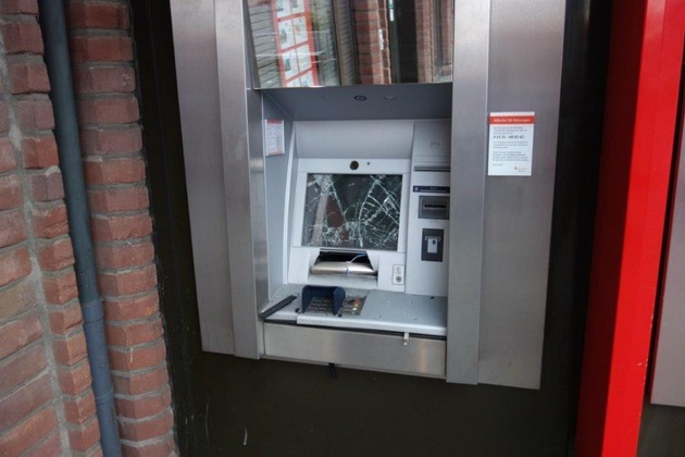 POL-KR: Fischeln: Geldautomat gesprengt - drei Männer flüchten in dunkler Limousine